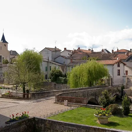 Maison Au Calme A 5min Du Futuroscope Holiday home *
